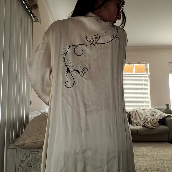 Vtg Victoria Secret Embroidered Robe Ivory Black Flowers Vines - Picture 2 of 8